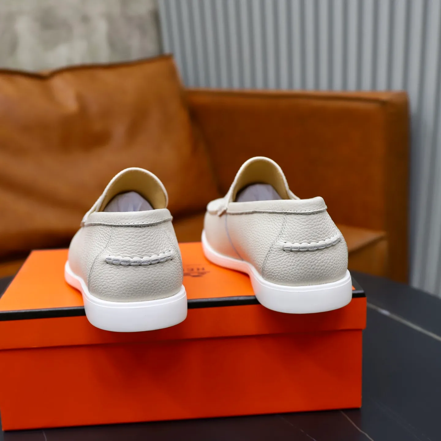 Ex-factory price: 560💰Hermès/Hermès slip-on men's shoes. This shoe is made of imported pebbled cowhide. It has simple and smooth lines and is combined with aerodynamically designed 3CM rubber foam ultra-light soles! Youthful and fashionable, classic H-shaped hardware buckle decoration, calf lining gently wraps the feet, with logo cowhide feet, casual and urban style, highlighting youthful vitality, sports and leisure version, super versatile, code number: 38-39-40-41-42-43-44 standard leather shoe size (45 can be customized but does not support returns)